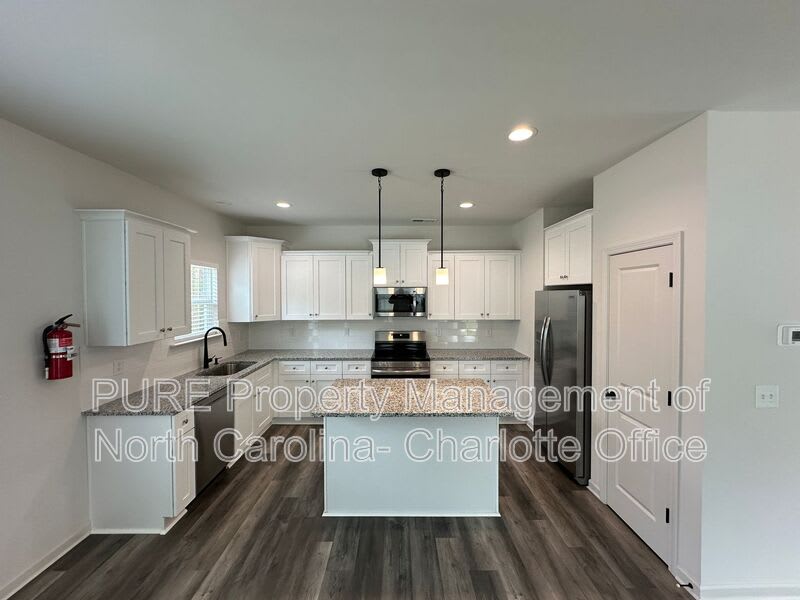 2649 Hemphill St – photo 5