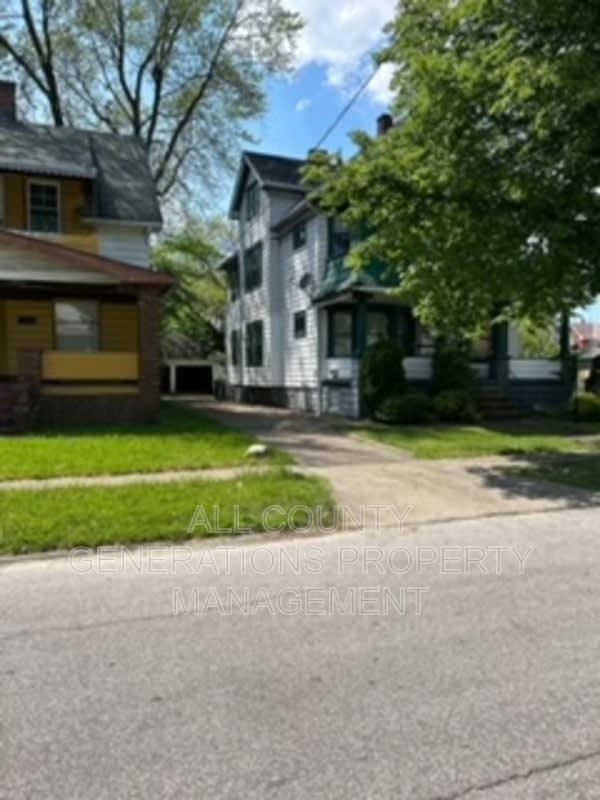 2812 E 117th St Down – photo 2