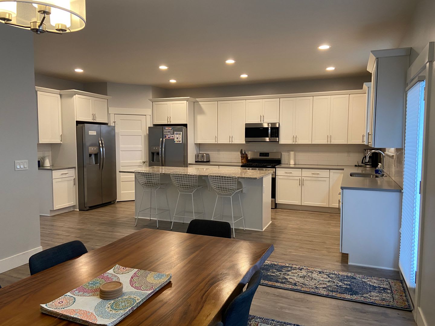 Great Location in Hood River Spacious 5-Bedroom Home with Private Bathrooms & Spacious Open Layout – photo 4