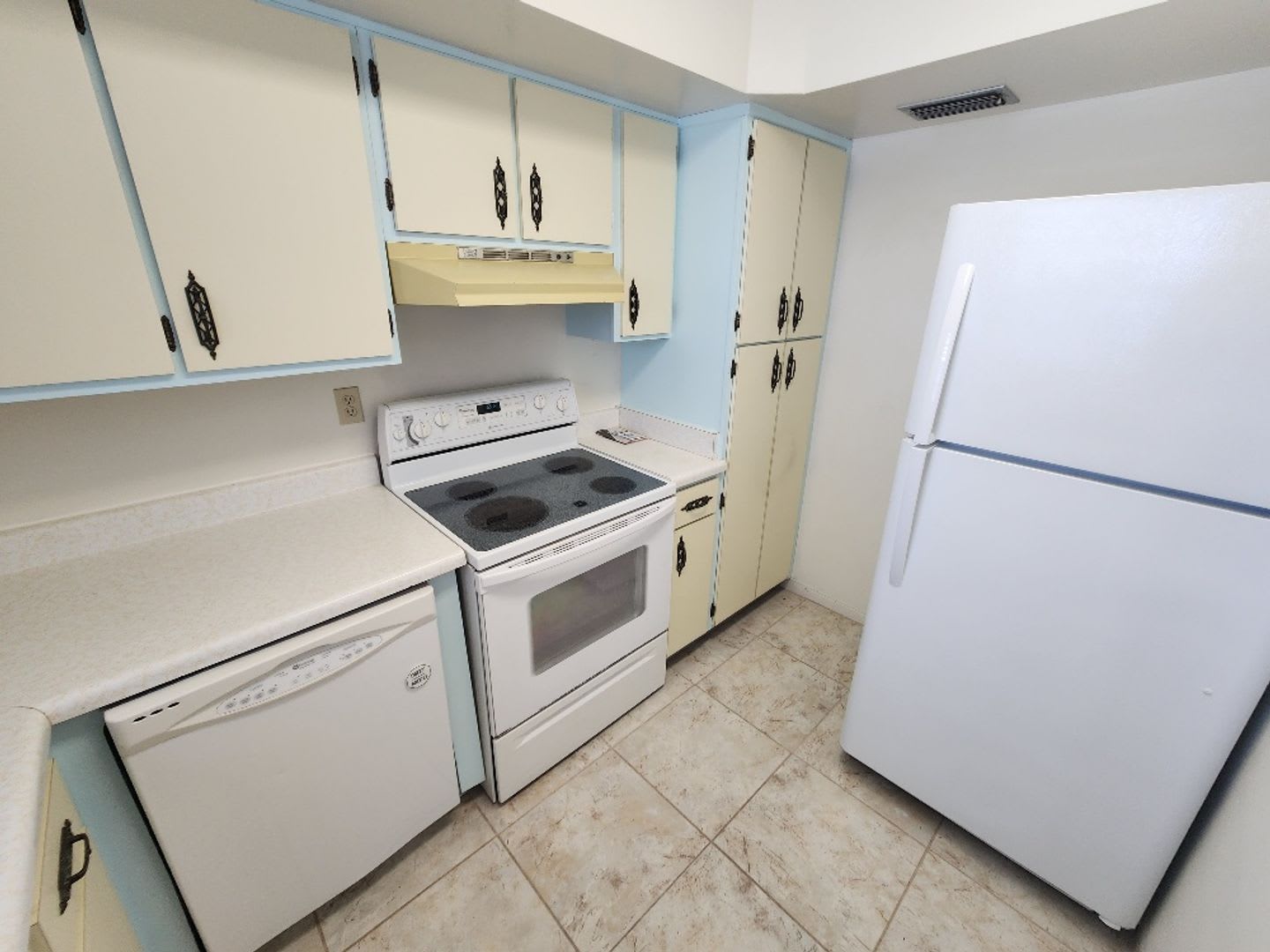 Charming 2 Bedroom 1.5 Bath Condo – photo 2