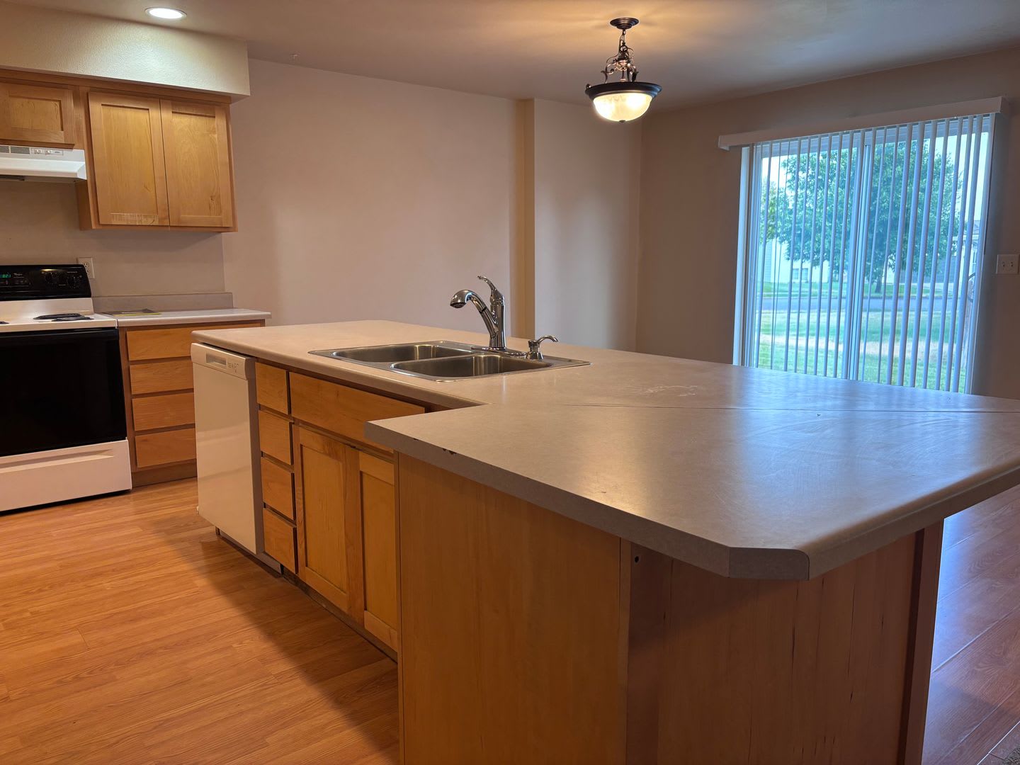 Spacious 3BR 2BA duplex home with attached garage. – photo 3