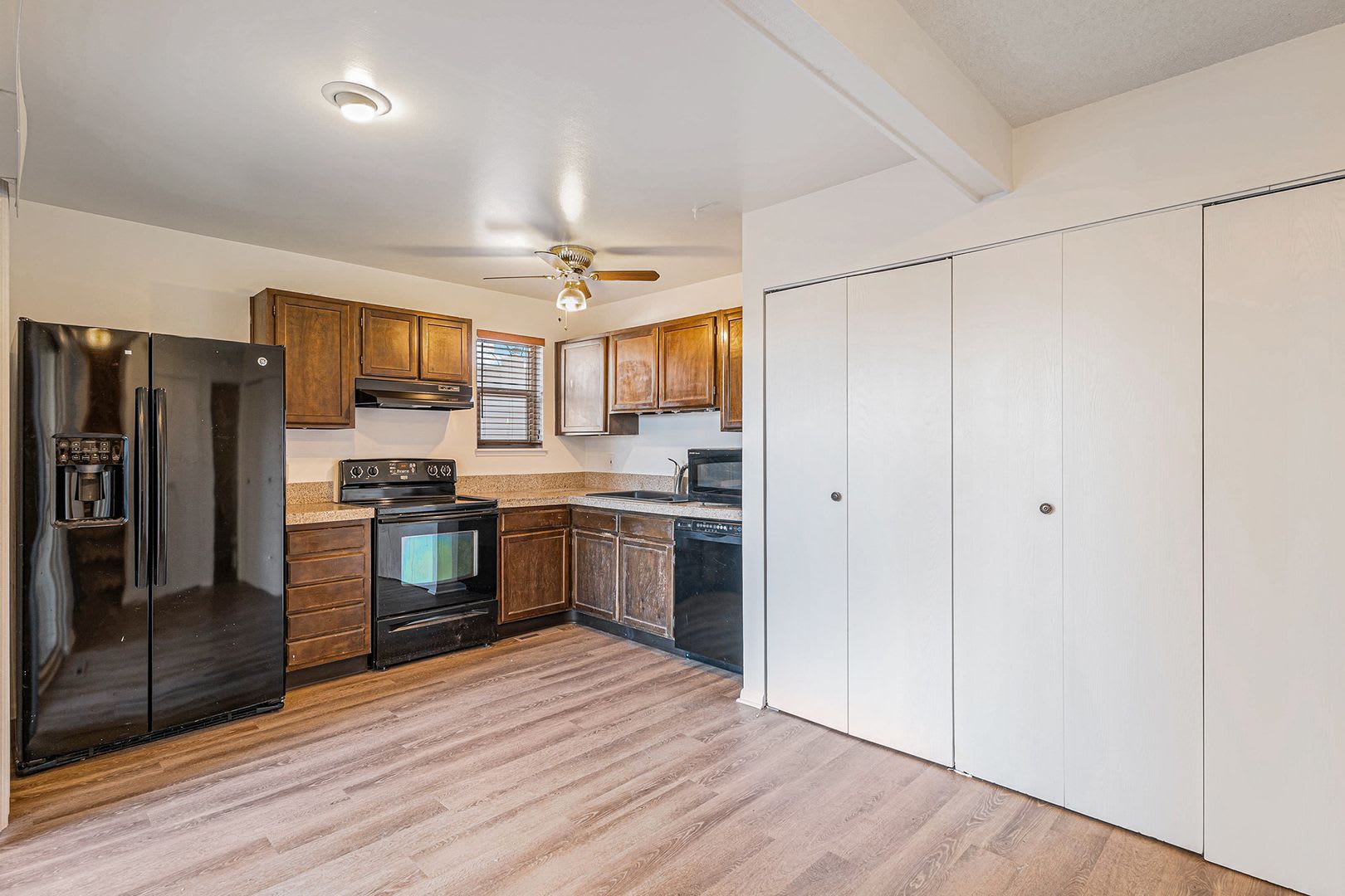 3 Bedroom, 1.5 Bath Condo Available in Cinnimon Courtyard – photo 3