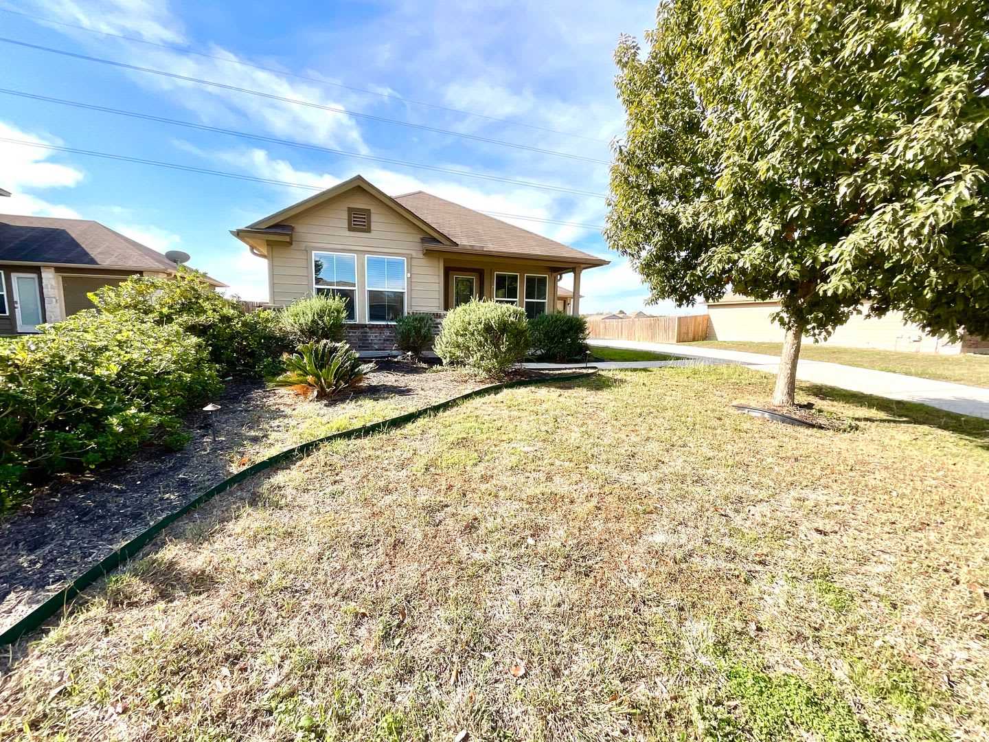 Application Received Coming Soon Move In Special Charming 3 Bedroom Home In Prime New Braunfels Location – photo 2