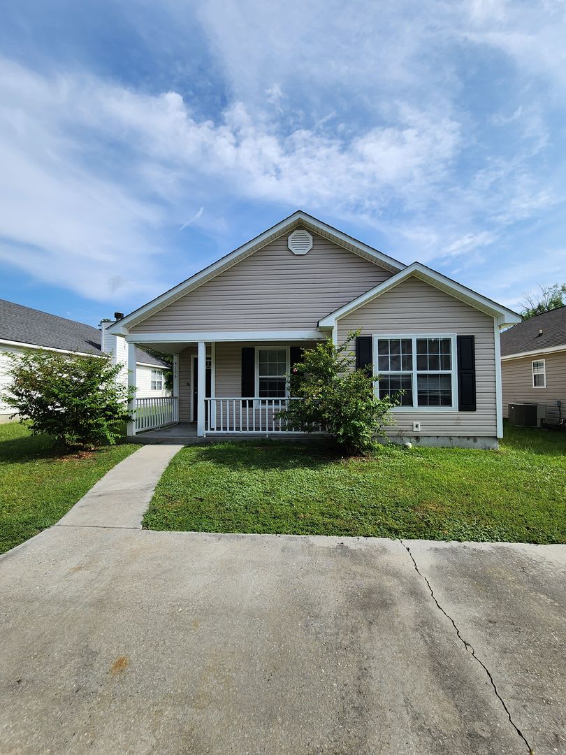 Cozy 3 Bedroom Home with Spacious Kitchen and Private Backyard – photo 1