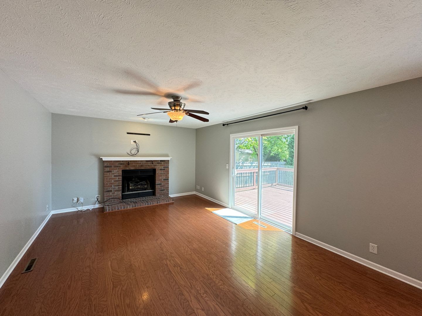 Beautiful 4 Bedroom Home in Bloomington! – photo 2