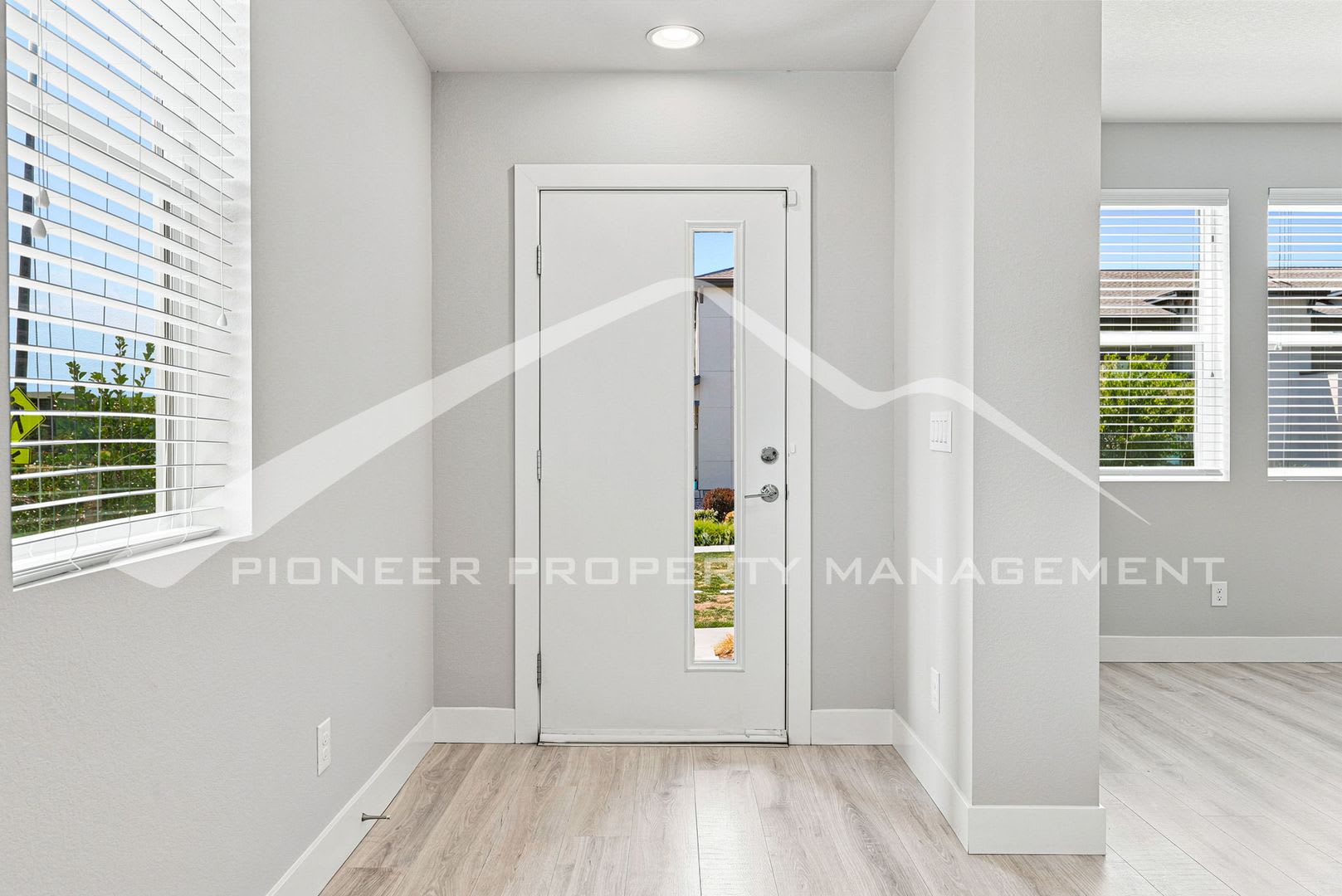 Spacious Townhouse with Central AC and 2-Car Garage – photo 2