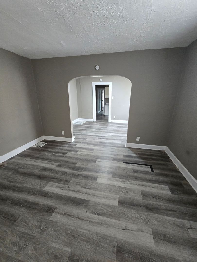 Spacious One Bedroom Duplex Near E Michigan And Emerson – photo 2