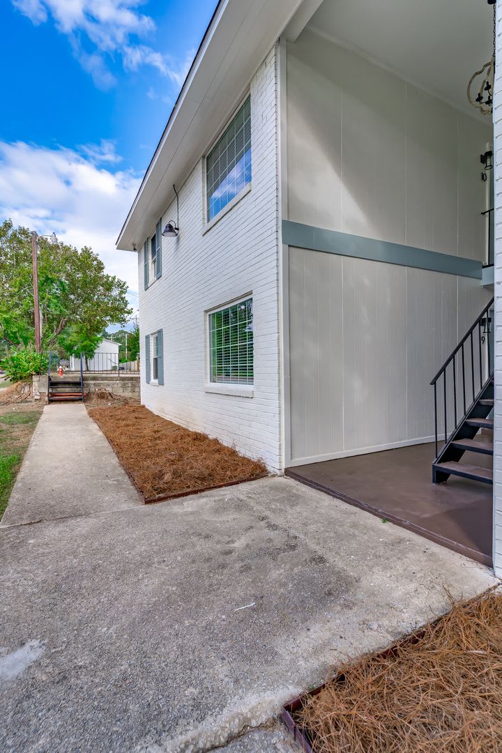 Charming 2-bedroom, 1-bath apartment located in the highly sought-after Rosewood area! – photo 3