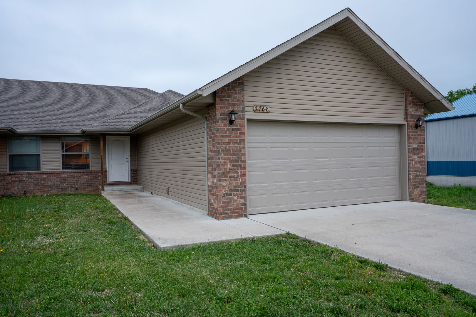 3 Bedroom Duplex With A Fenced In Yard In Battlefield Mo – photo 1