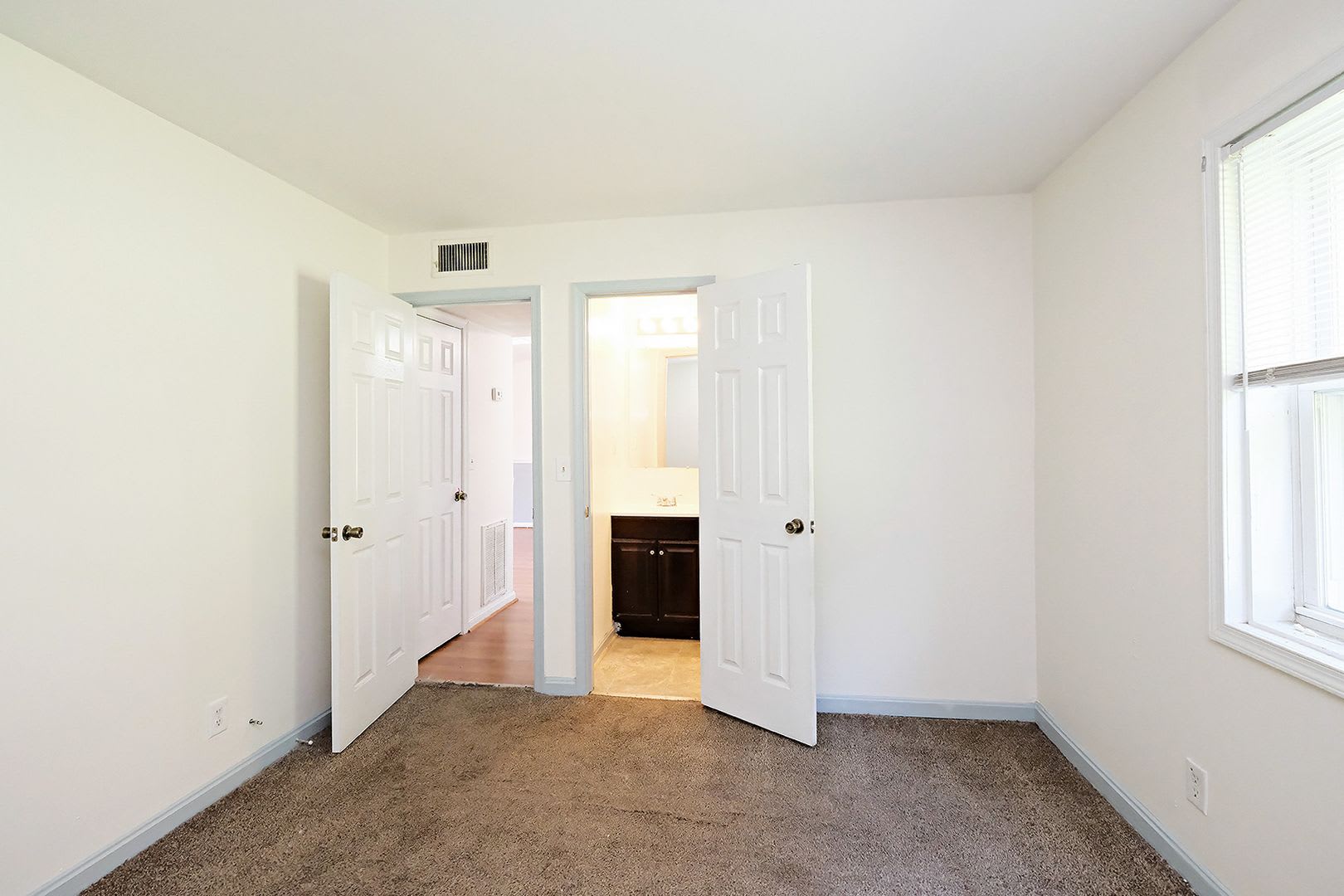 Pet-Friendly 2BR Apartment in Convenient Louisa Location – photo 3