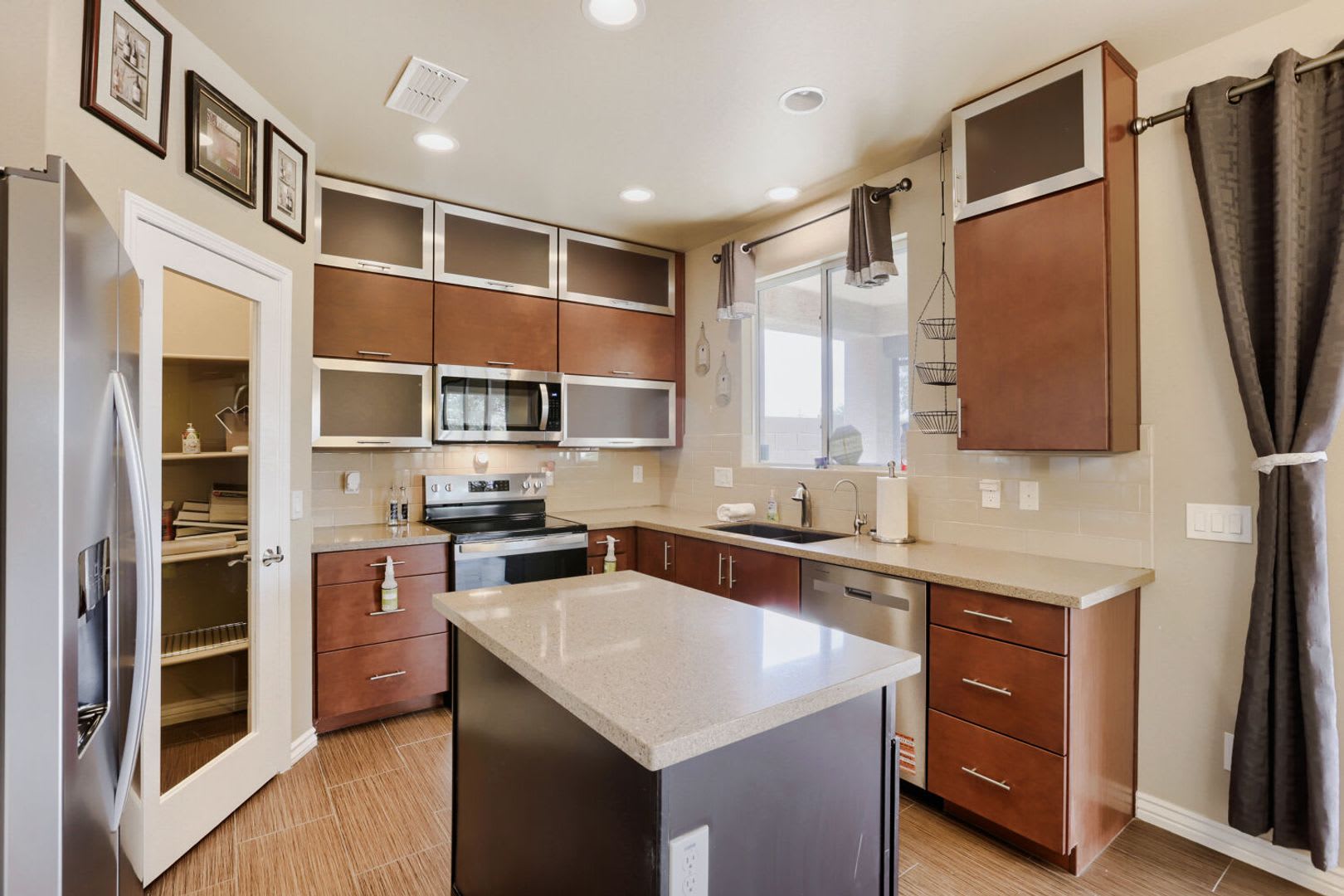 Gorgeous 3 bedroom home-former model homes with lots of upgrades! – photo 5