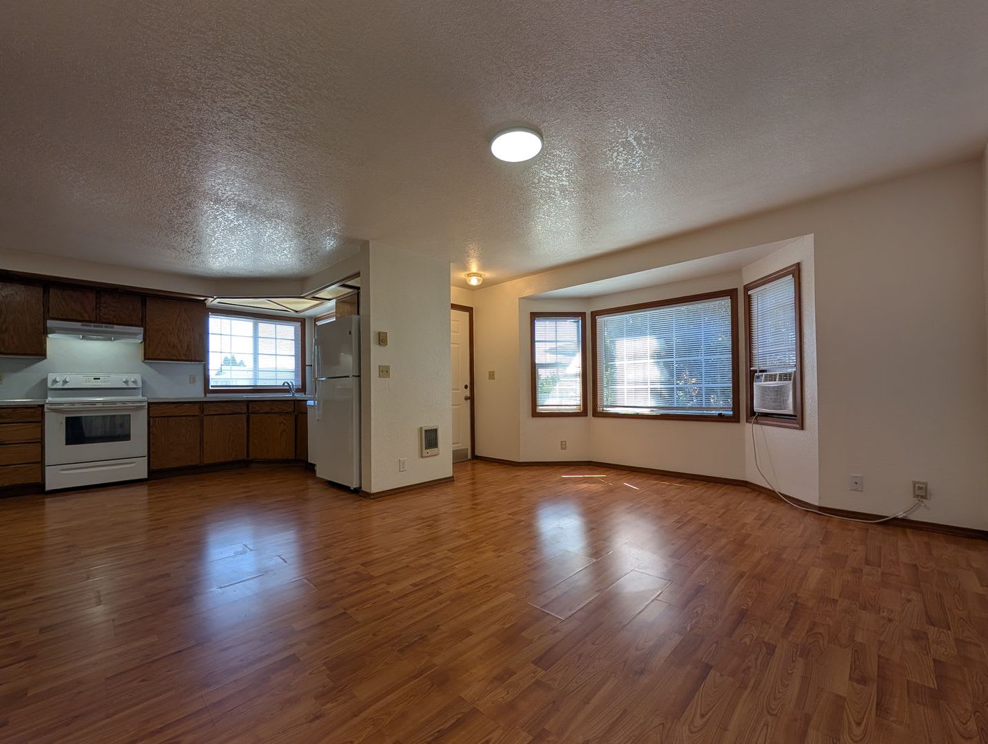 Spacious upstairs 2-Bedroom, 1-Bath Apartment in Springfield 4-Plex! – photo 3