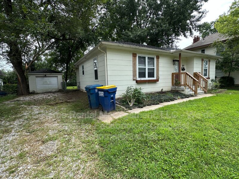207 E Brown St – photo 3