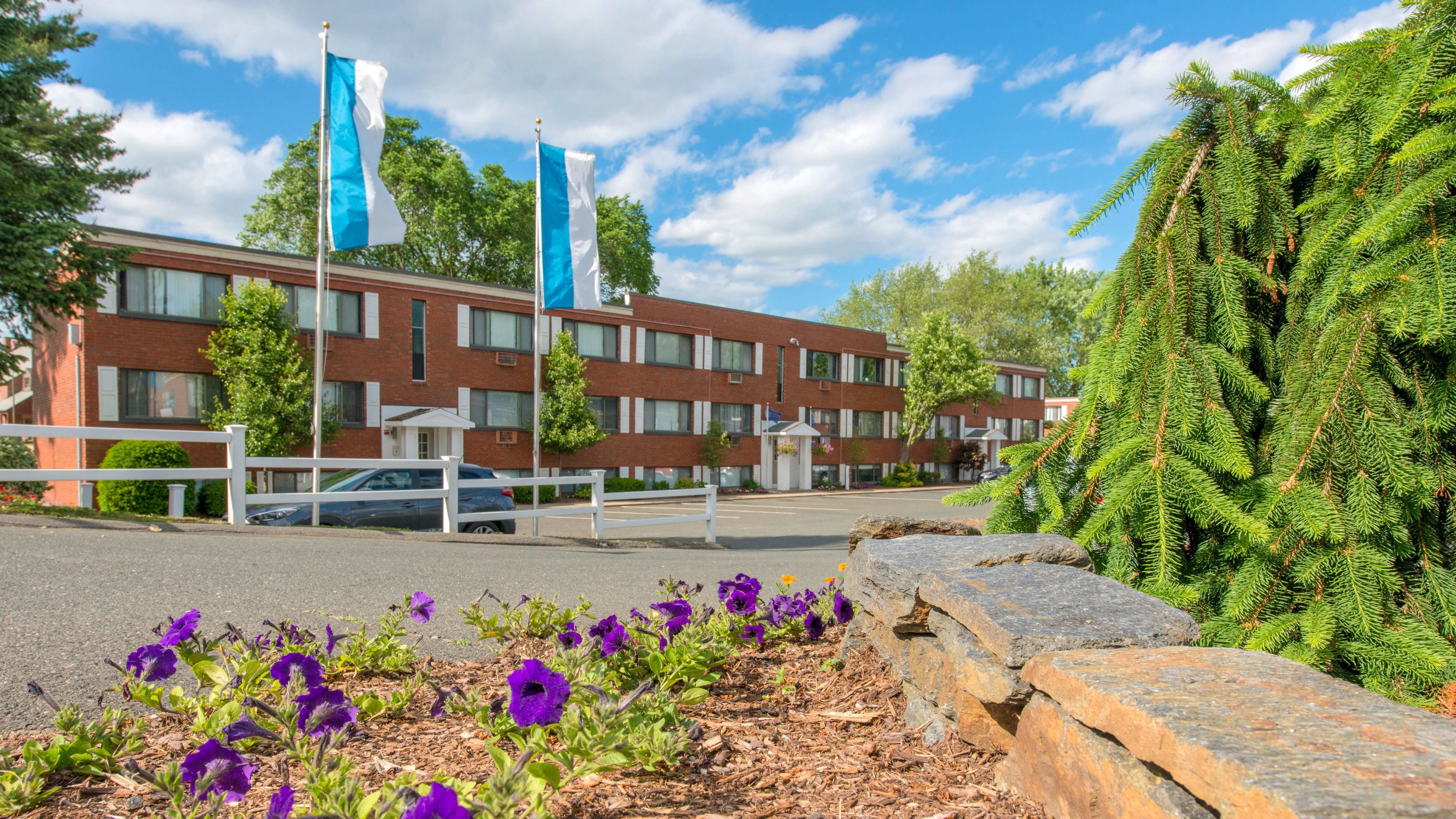 Country Manor Apartments Homes – photo 2