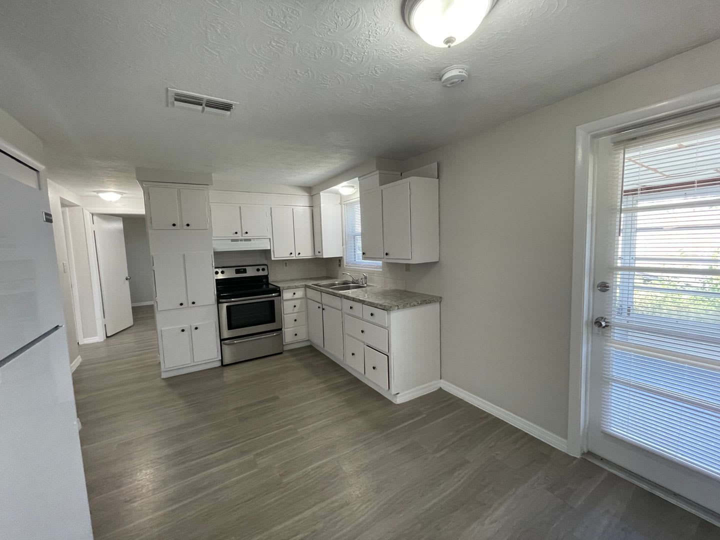 2 Bed 1 Bath Single Family Home Available Now – photo 3