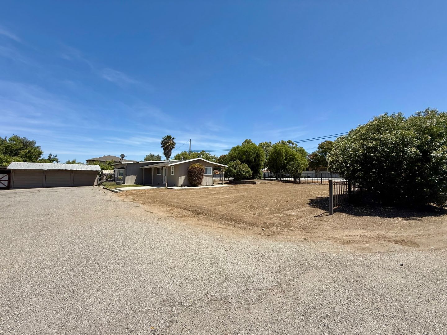 3 bedroom + 1 acre + shop – photo 2