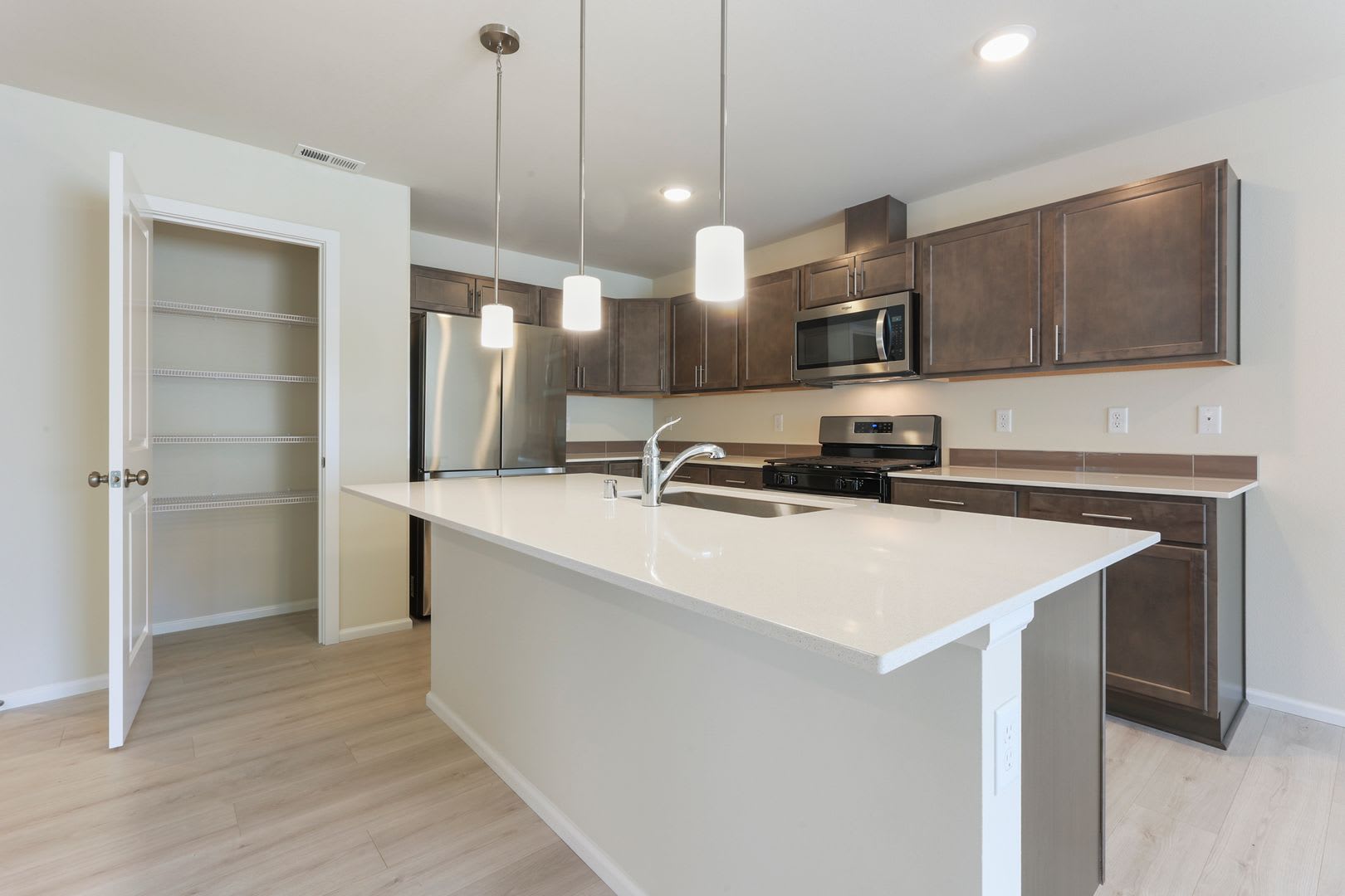 A/C home just like new! 2 story, end unit with Long Lake access! – photo 5