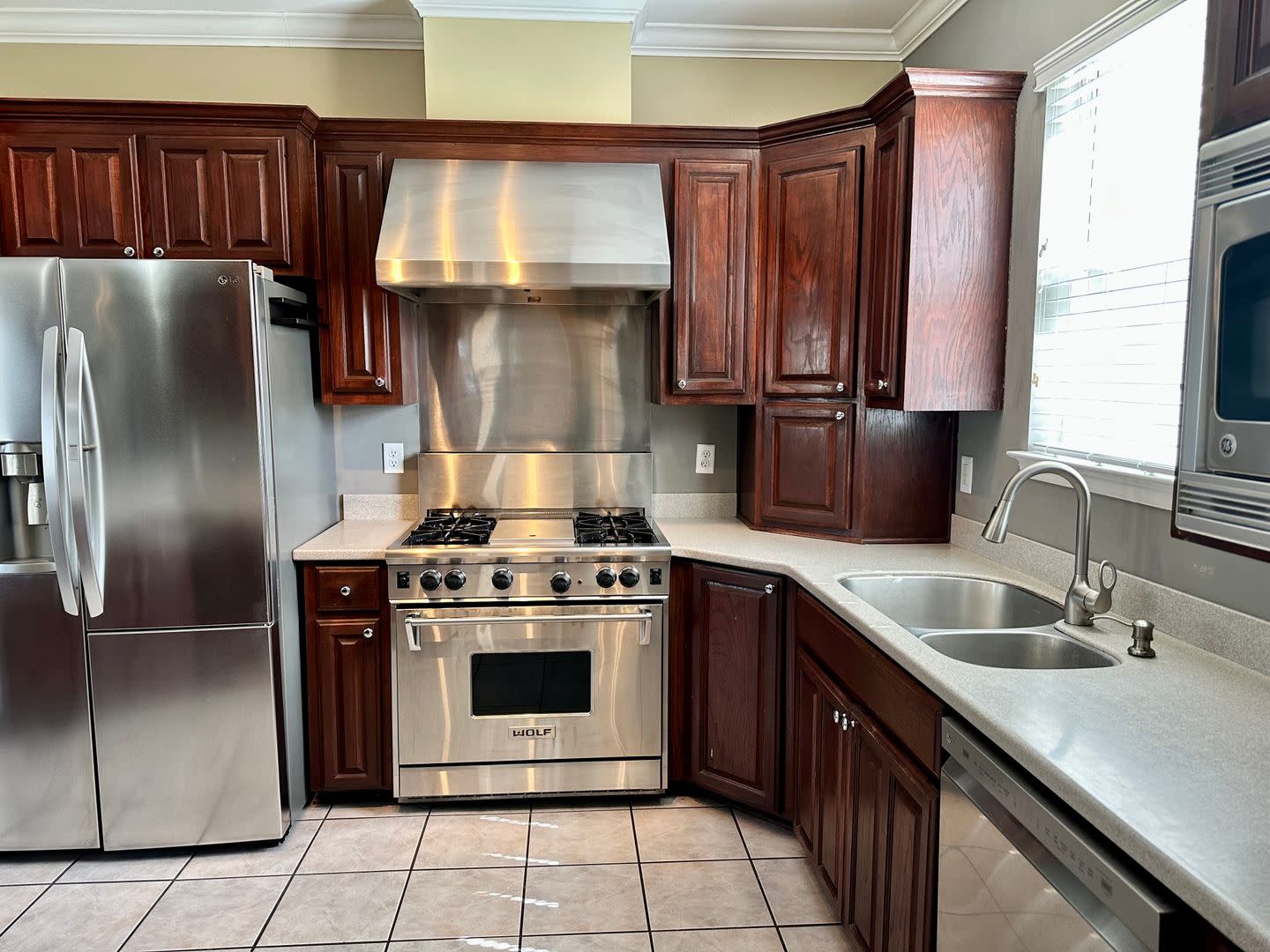 Spacious 3-Bedroom 2-Bathroom Brick Home – photo 2