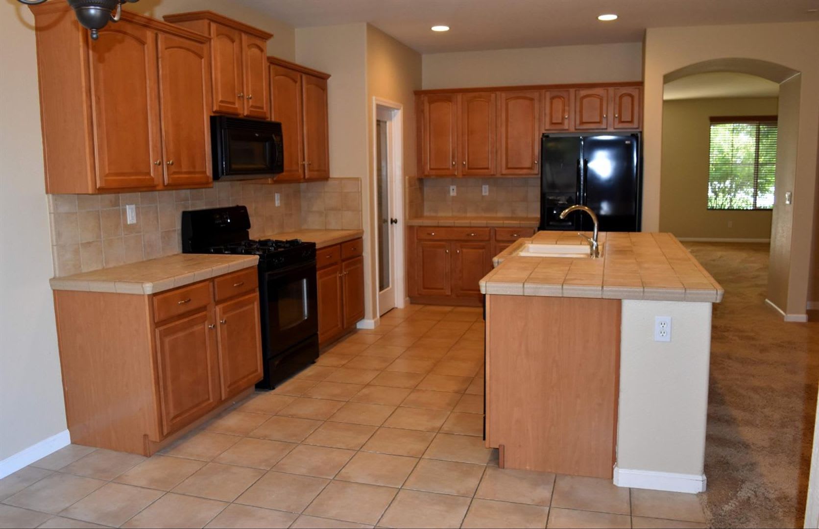 Beautiful Single-Story Home in a Desirable Lincoln Neighborhood! – photo 2