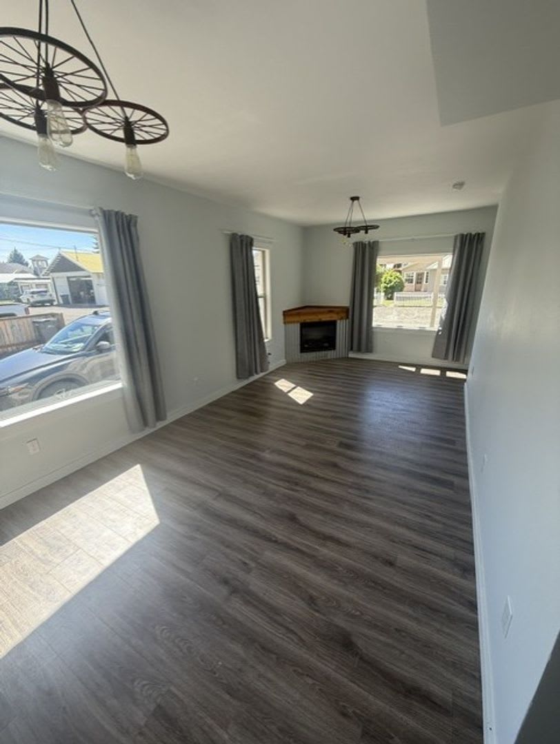 Great Updated Home On Quiet Downtown Street Fenced Yard – photo 4