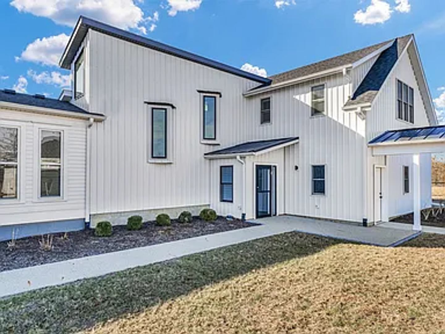 Classic Farmhouse Charm Meets Modern Comfort – 5 Bedroom Home in DeLand – photo 5