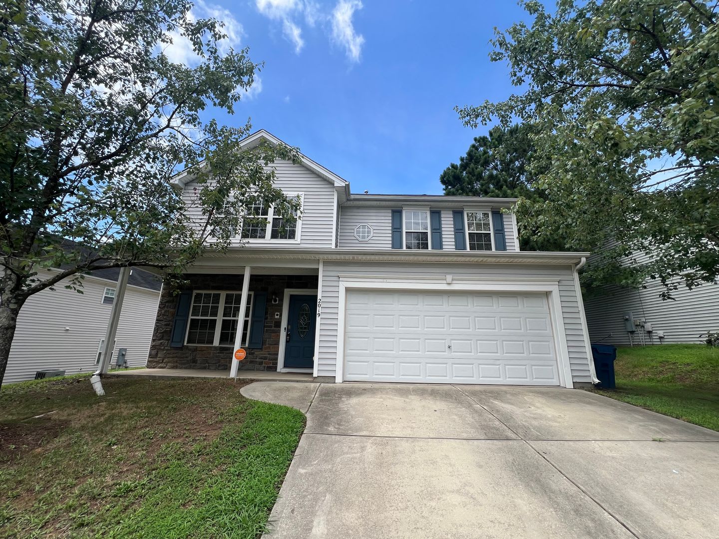 Offering Refundable Application Fees Charming 4Bd 2 5Ba Durham Home With A Bonus Sun Room Fenced In Yard Only 10 Minutes Away From Downtown Durham – photo 1