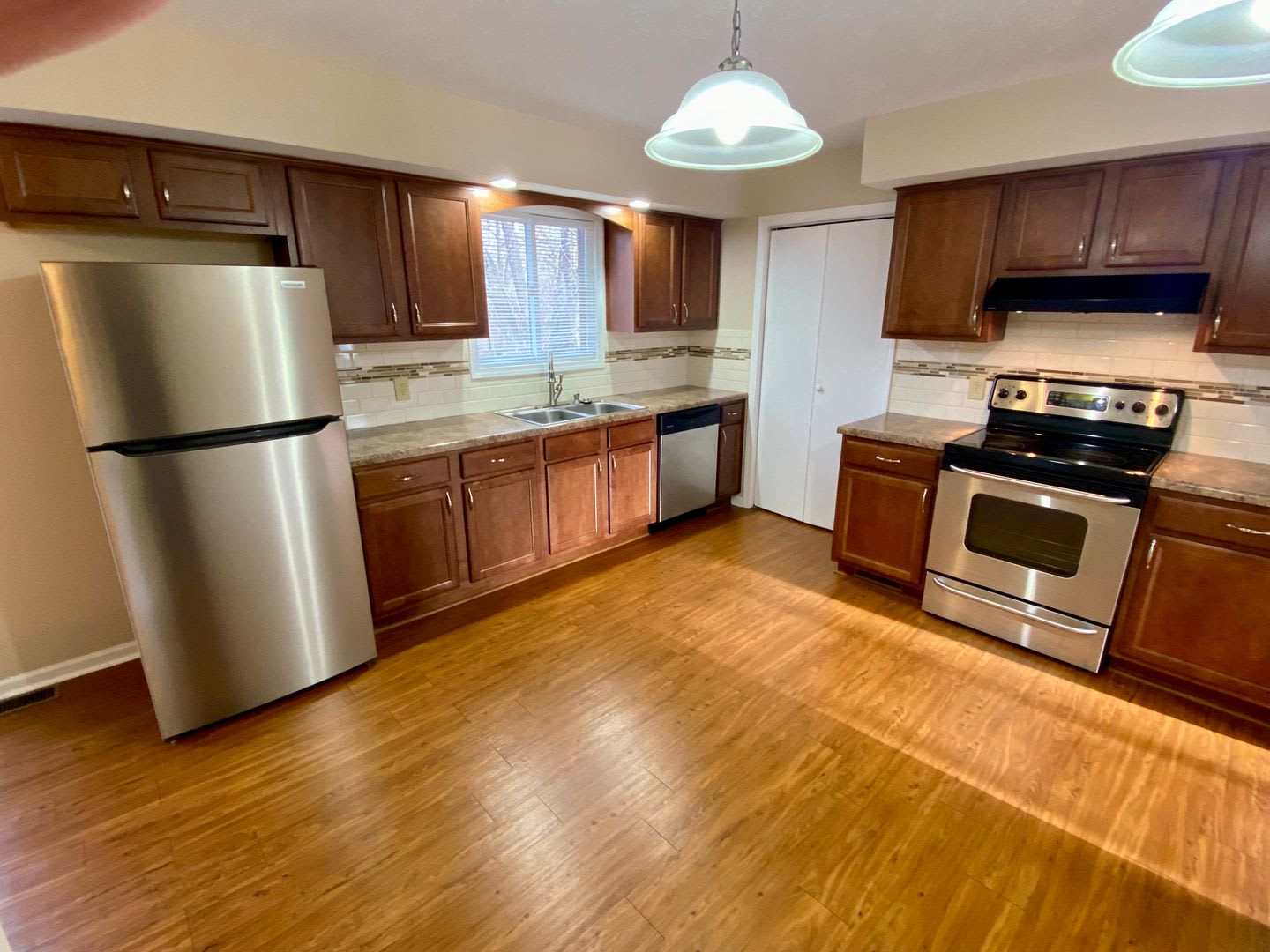 Halehaven Home: Beautifully Renovated 3 bdrm, 2.5 bath with finished basement – photo 5