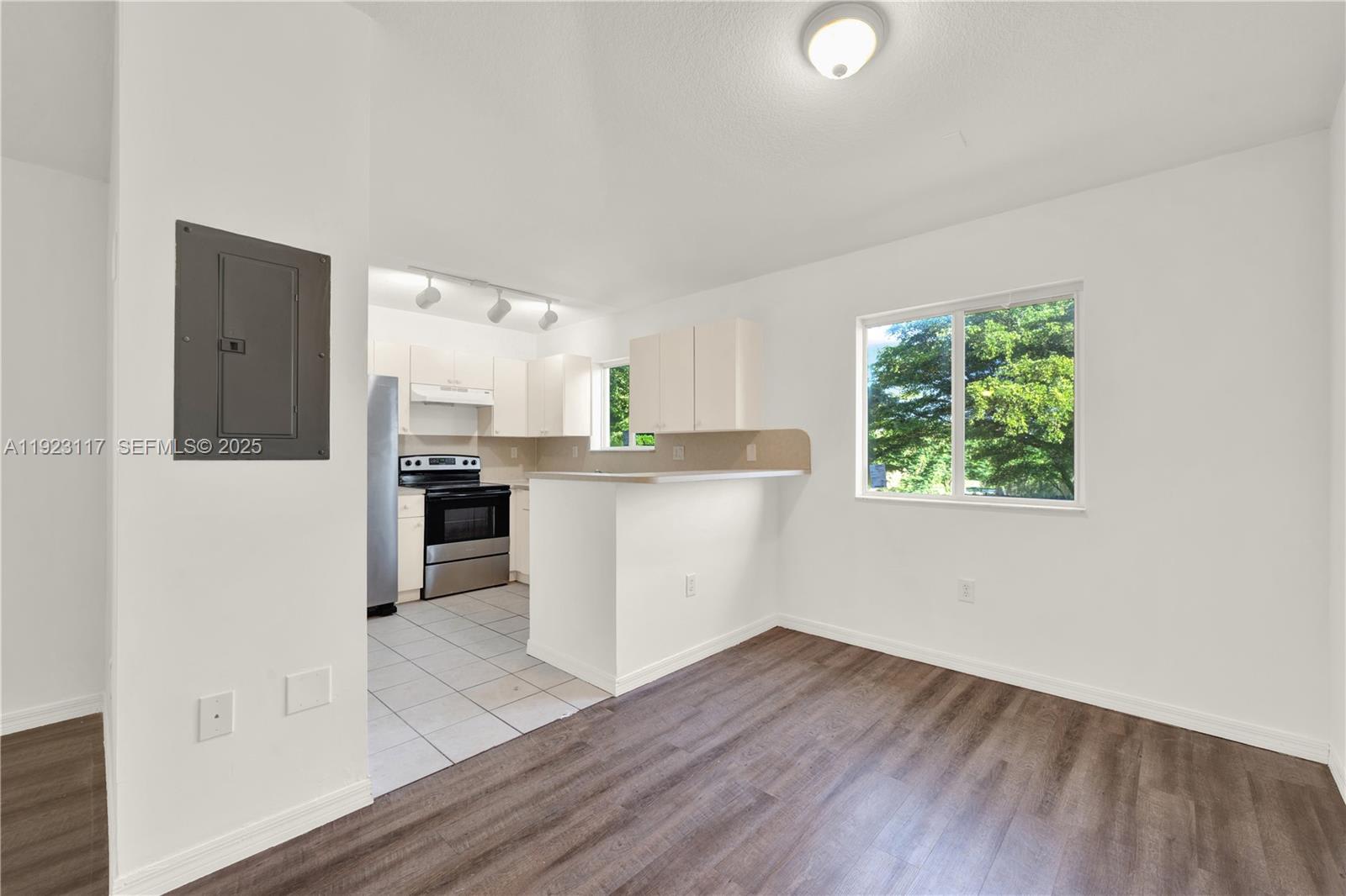 3385 Northeast 10th Street – photo 5