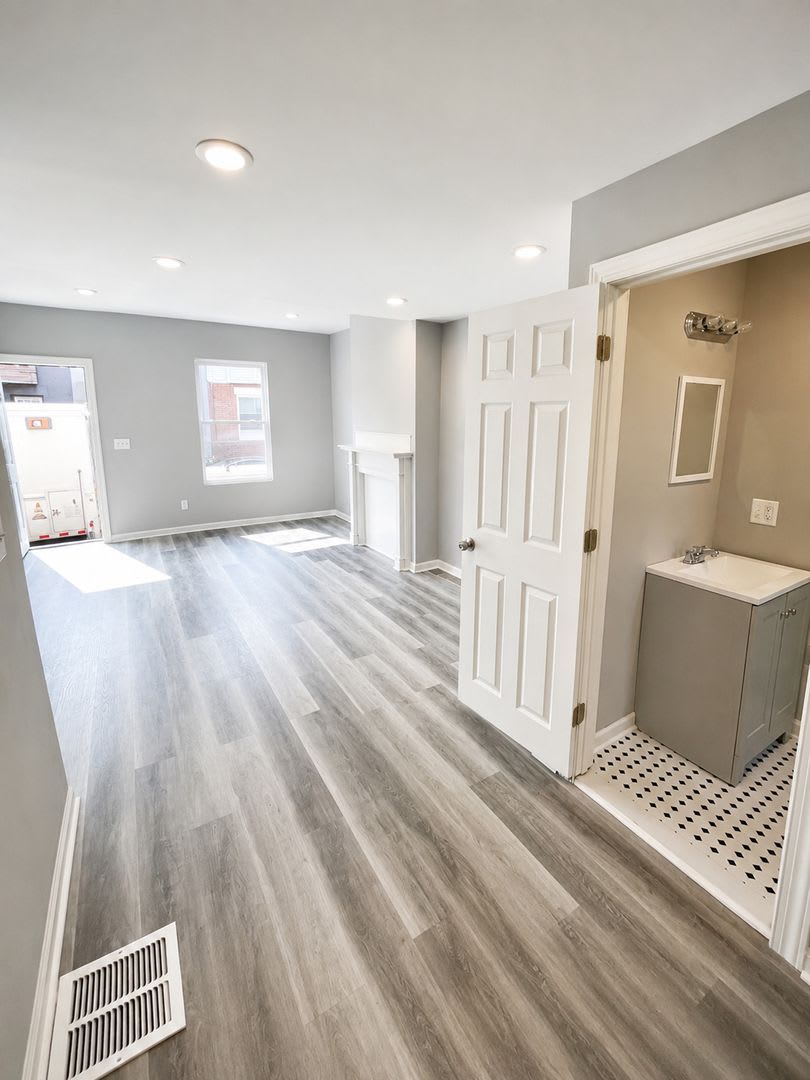 Bright, Newly Renovated 3-Bedroom Rowhome with Backyard – photo 4