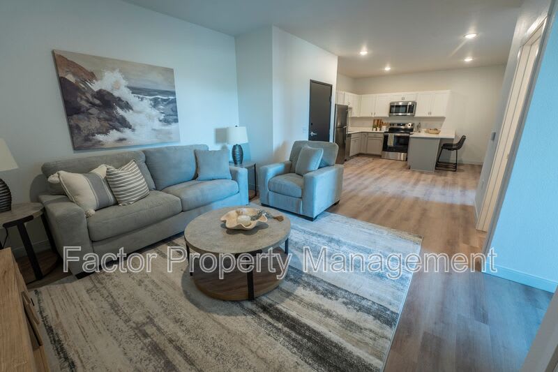 905 S. Victory Dr – photo 4