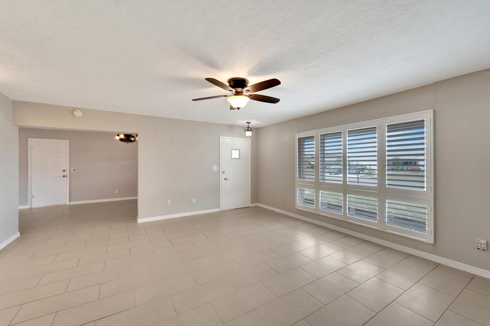 UPDATED 2-BEDROOM HOME IN SUN CITY CENTER 55+ COMMUNITY** – photo 3