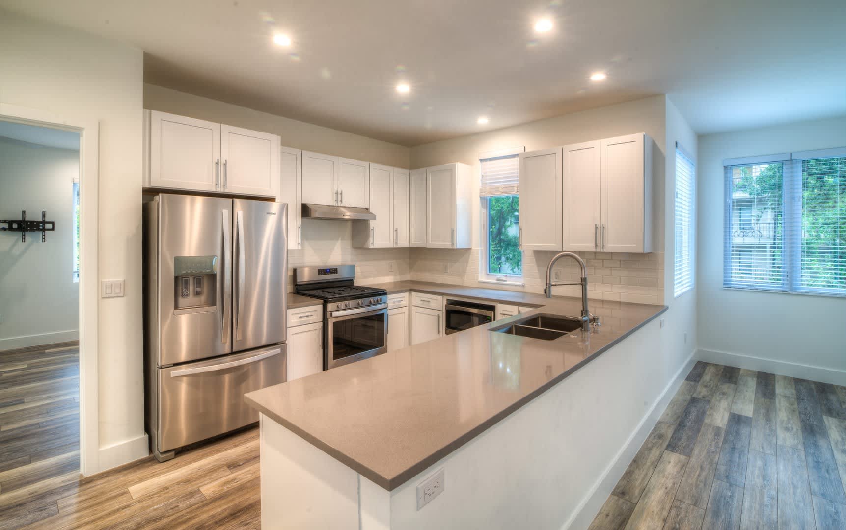 UT PRE-LEASE: Constructed August 2018, Luxury North Campus 3 bed / 3 bath home – photo 2