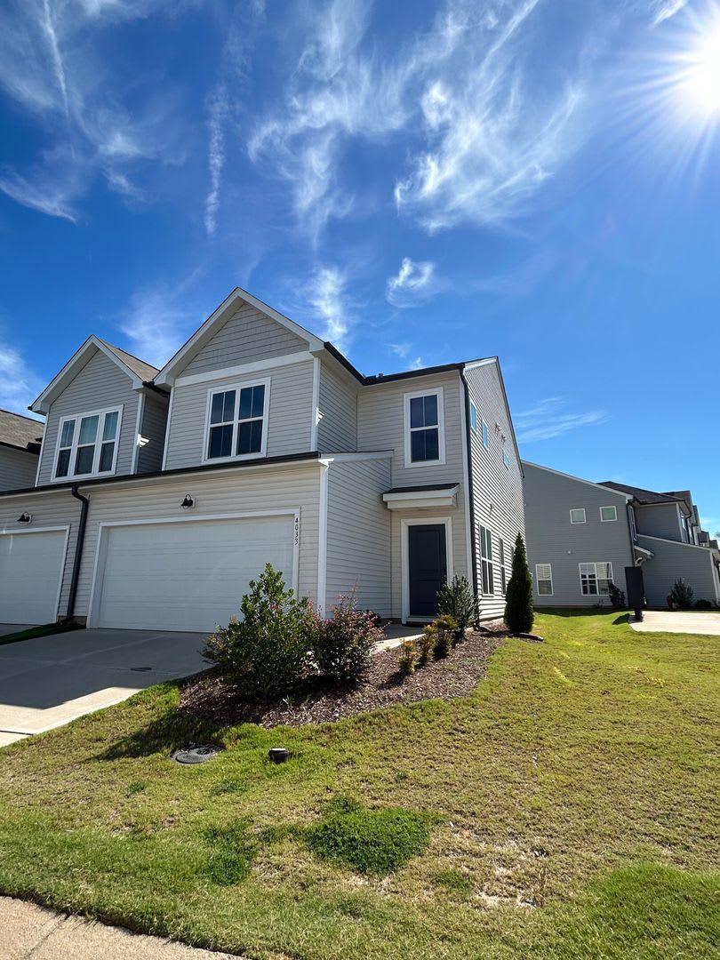 Modern Like-new 3 bedroom 2.5 bath townhouse in Jamestown w/2-car garage – photo 1