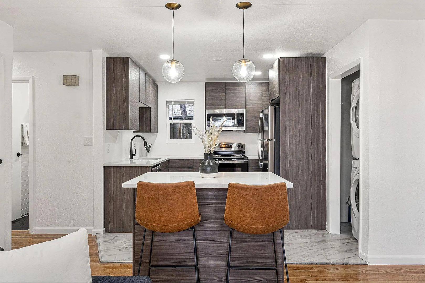 Fully Updated 2 Bedroom – photo 5