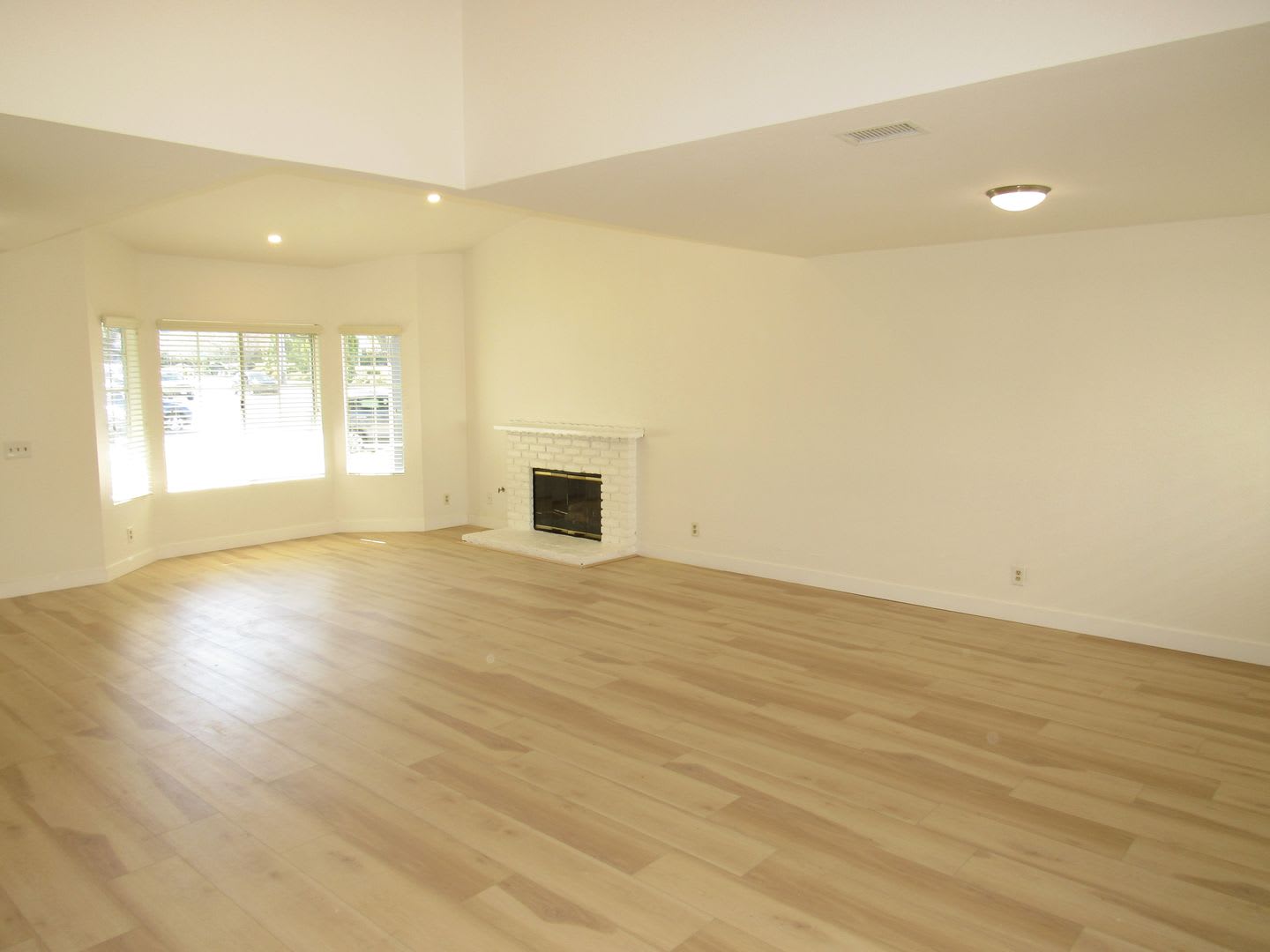 Spacious and Well Maintained 3 Bedroom 2 Bath single Family Home in The City of Corona – photo 4