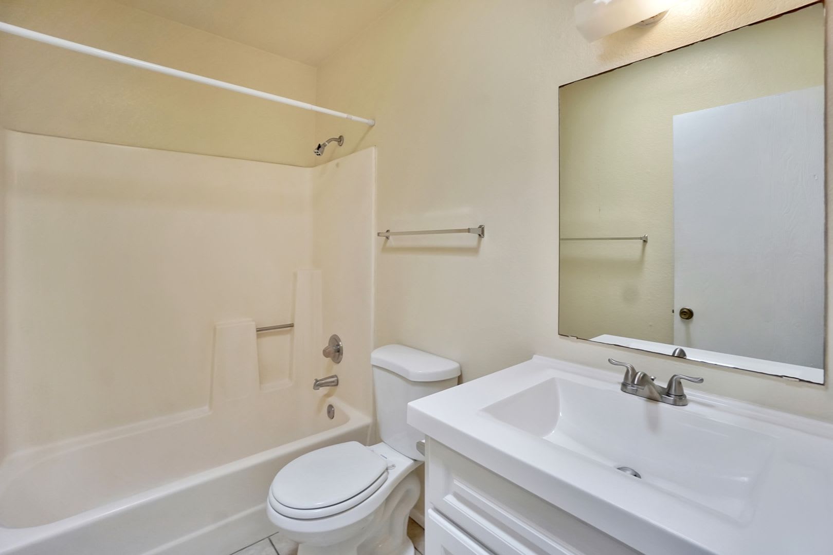 Midtown Sanctuary: Bright 2BR Home with Private Fenced Backyard – photo 5