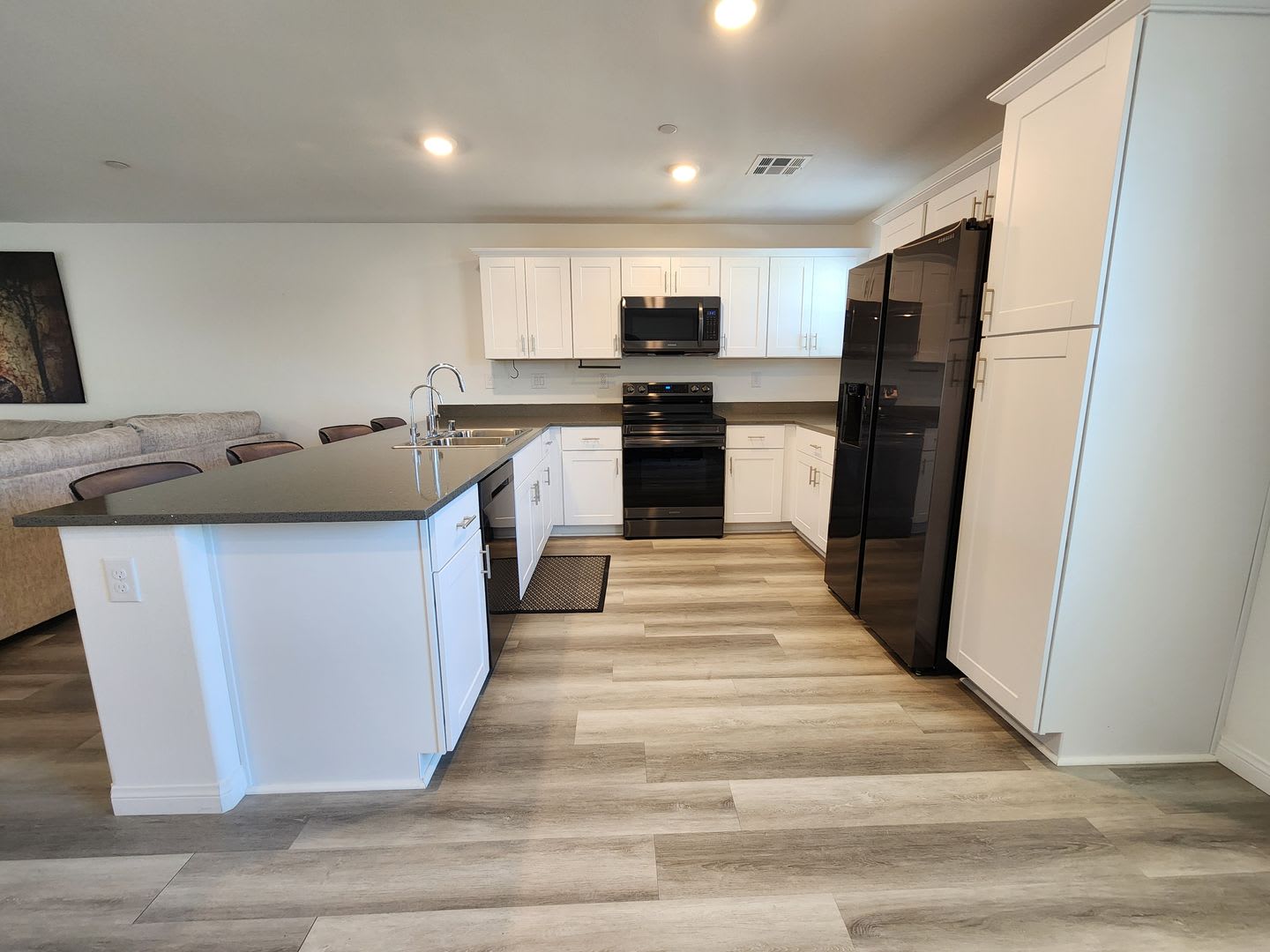 3 Bedroom Townhome With Internet Cable Water Sewer Trash Included – photo 5