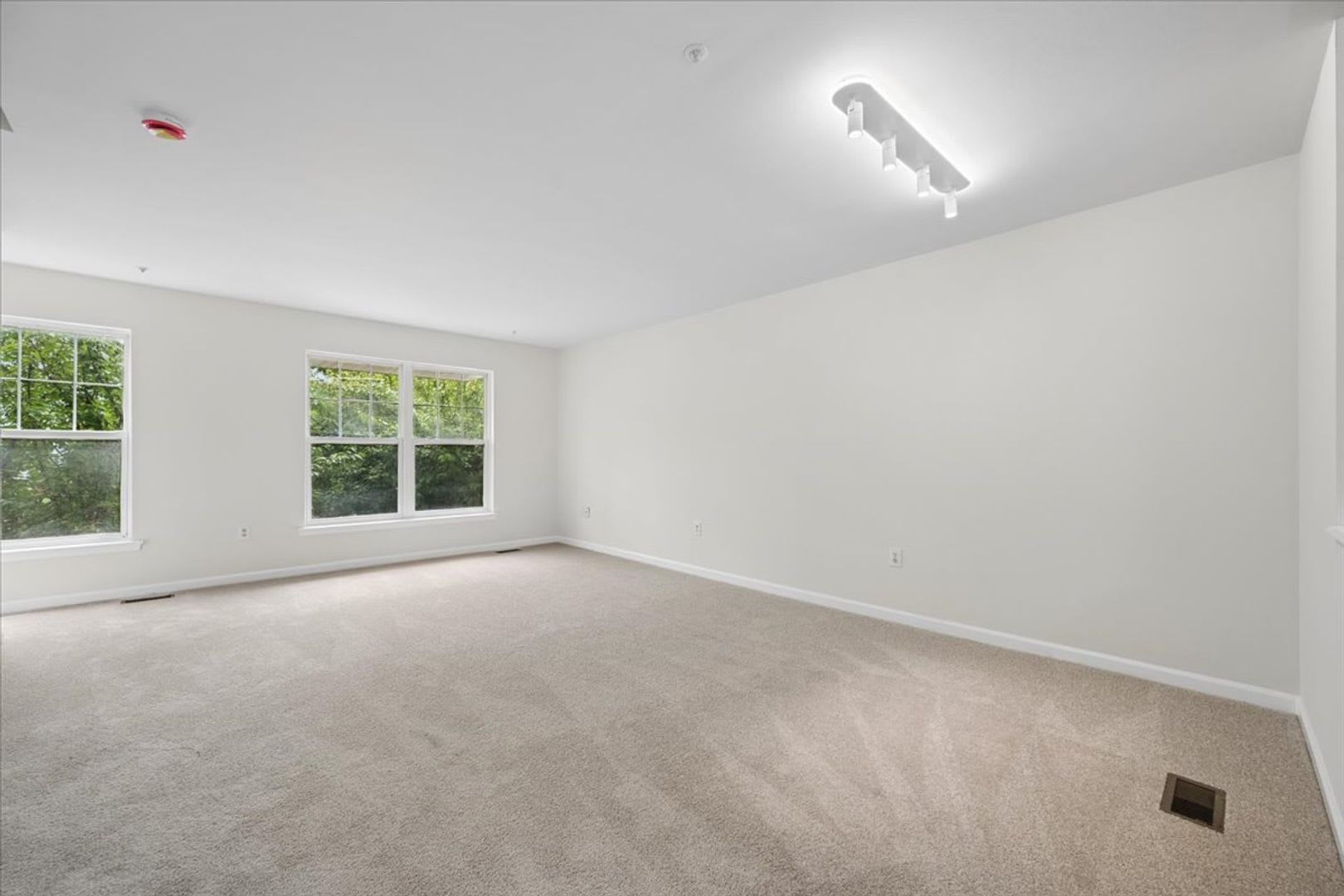 Garage Townhouse For Lease – photo 3