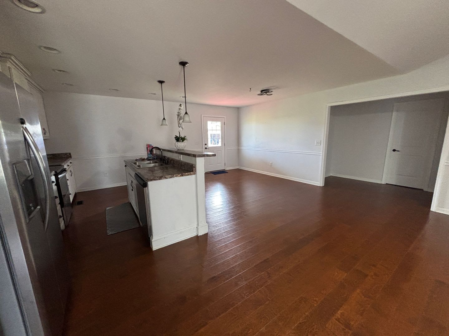 3 Bedroom in Well Established Neighborhood – photo 4