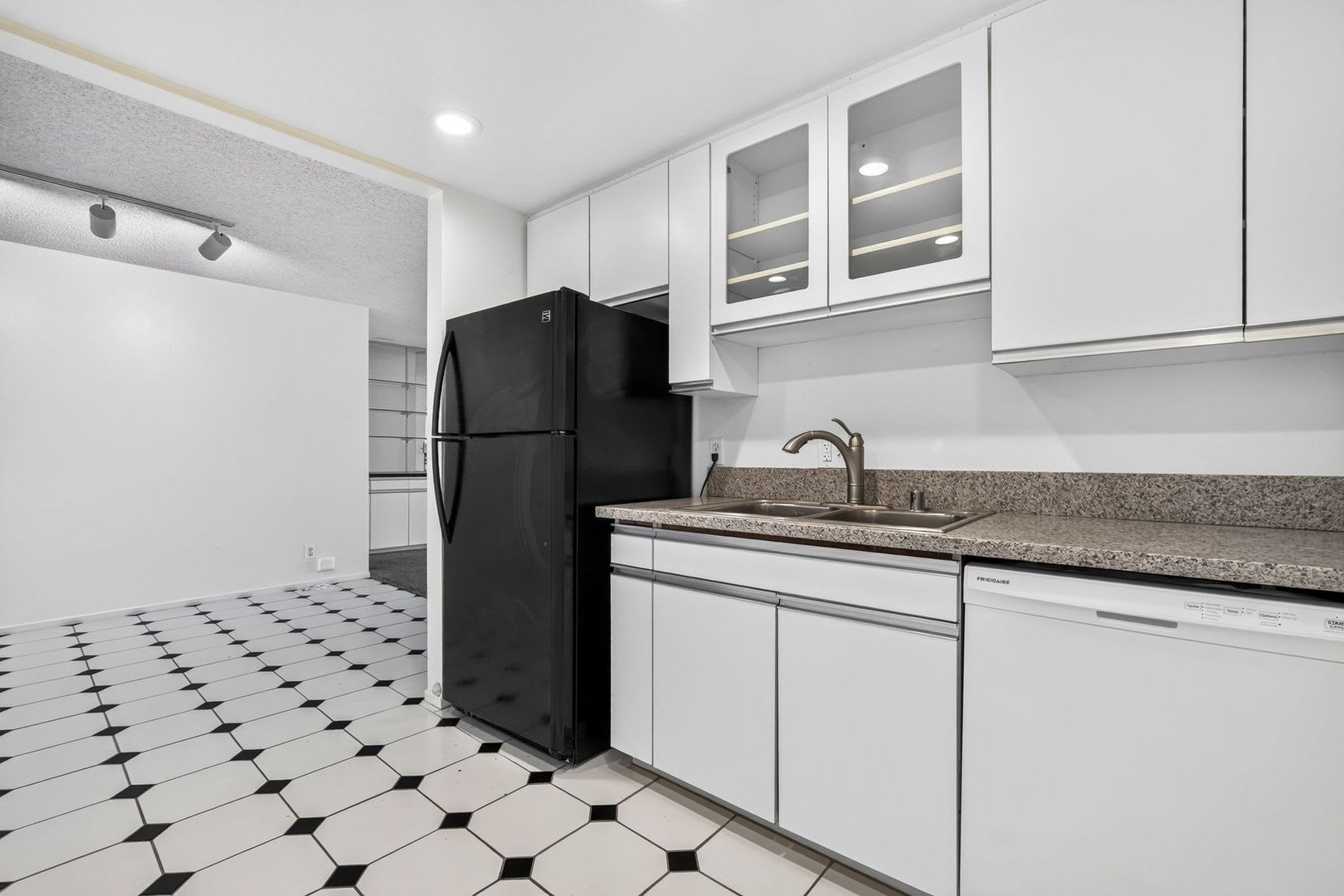 Coastal Condo in Gated Versailles Community – photo 4