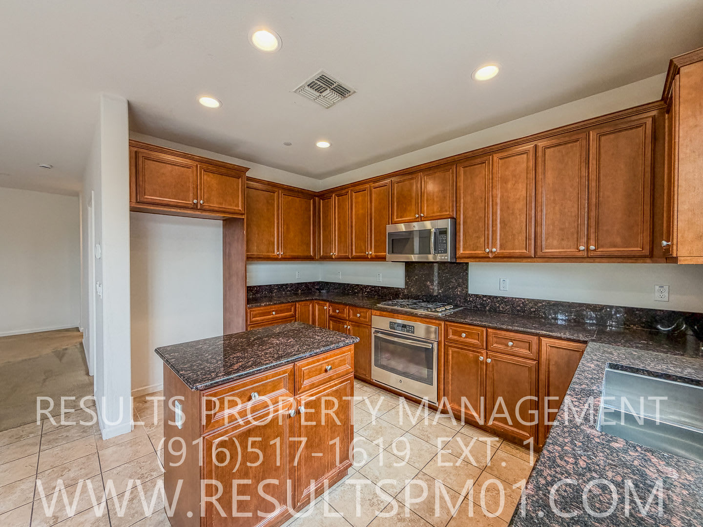 Beautiful and Spacious 5 Bed w Loft Home – photo 4