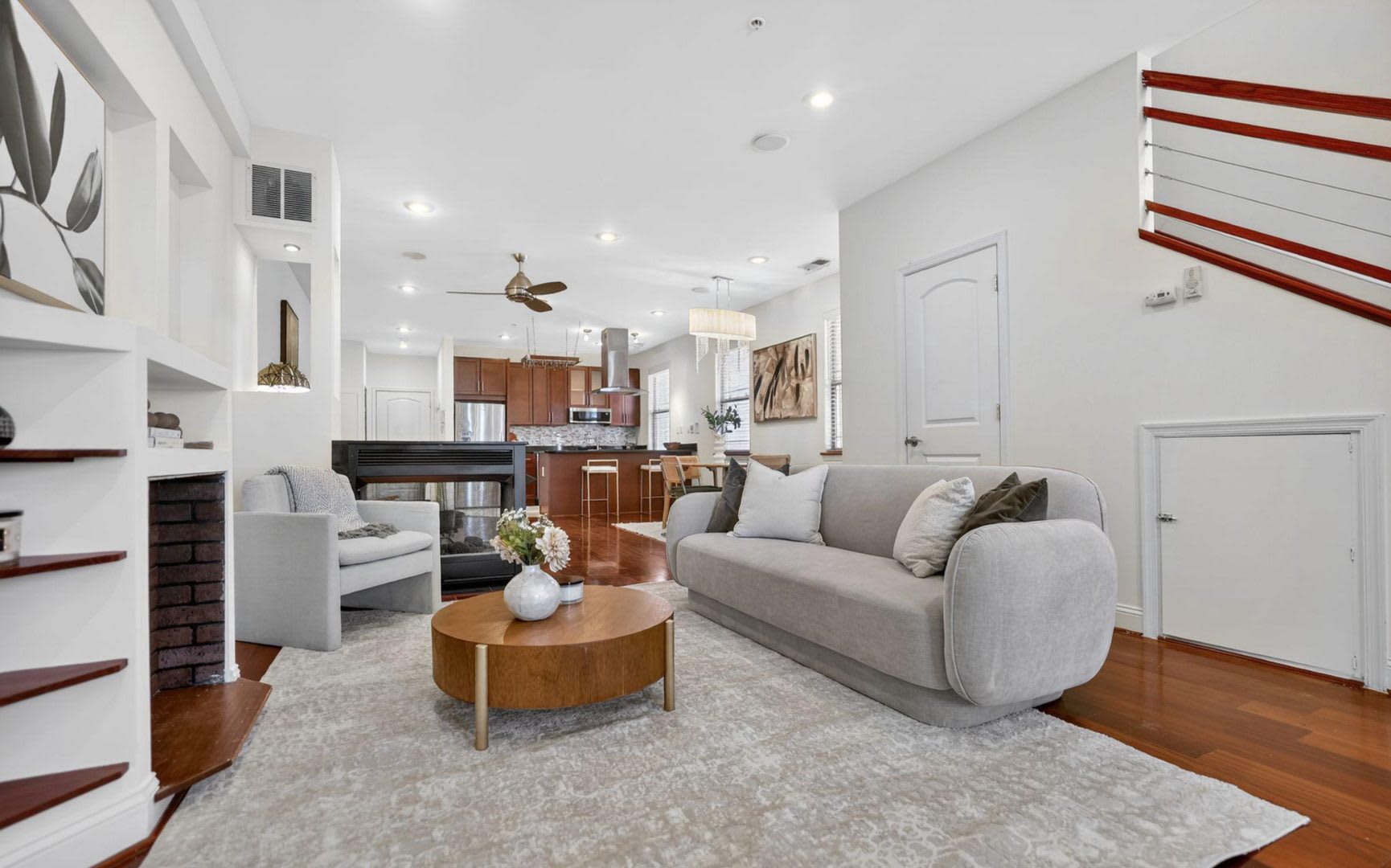 Spacious Two-Level Loft with Gated Parking in Park View! – photo 3