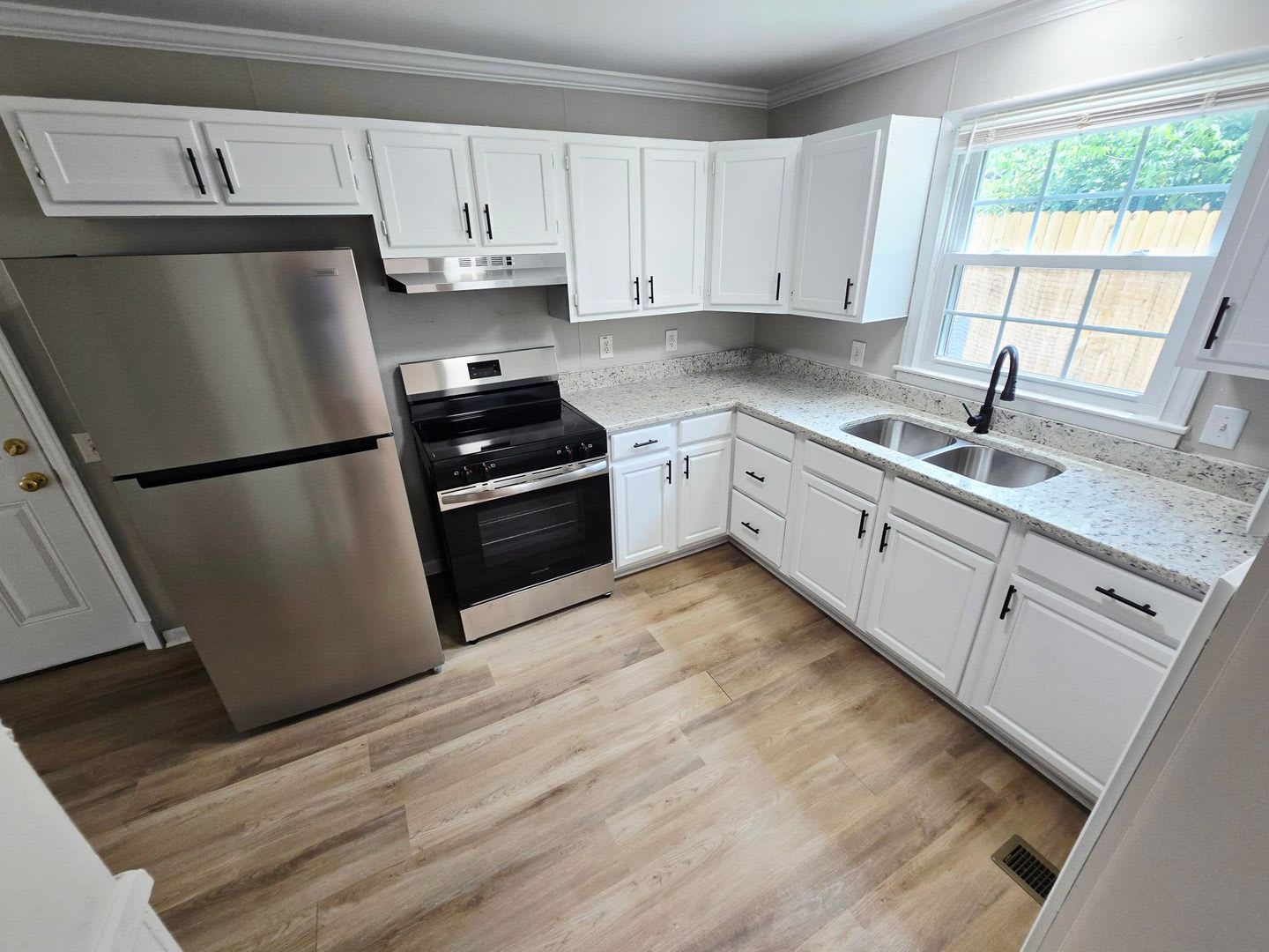 Charming 4 Bedroom Home In Burlington – photo 4