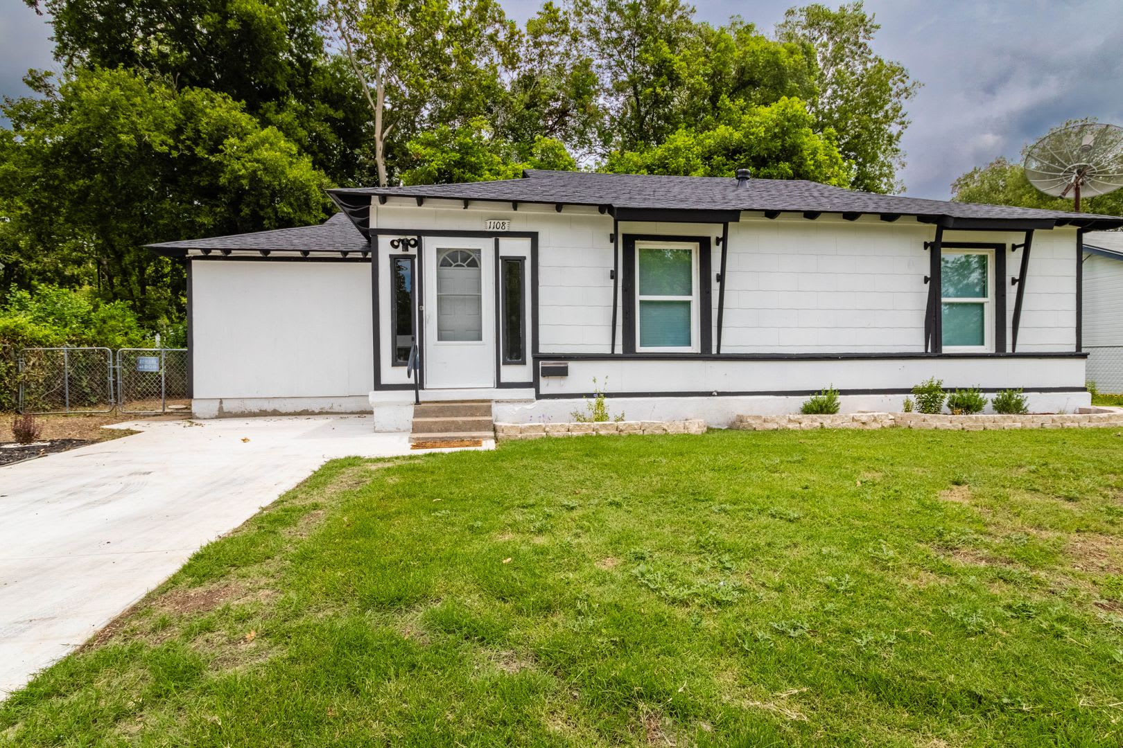 4 bedroom/2 bath House – photo 4