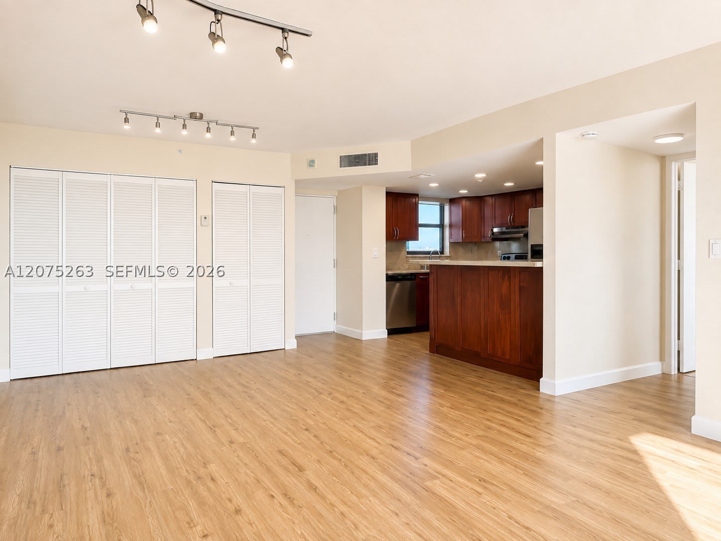 555 NE 30th St – photo 3