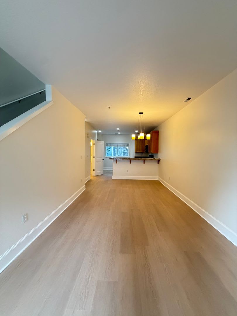Beaverton TH. Huge 3rd bed/bonus room. Attached Garage- Close 2 Max – photo 4