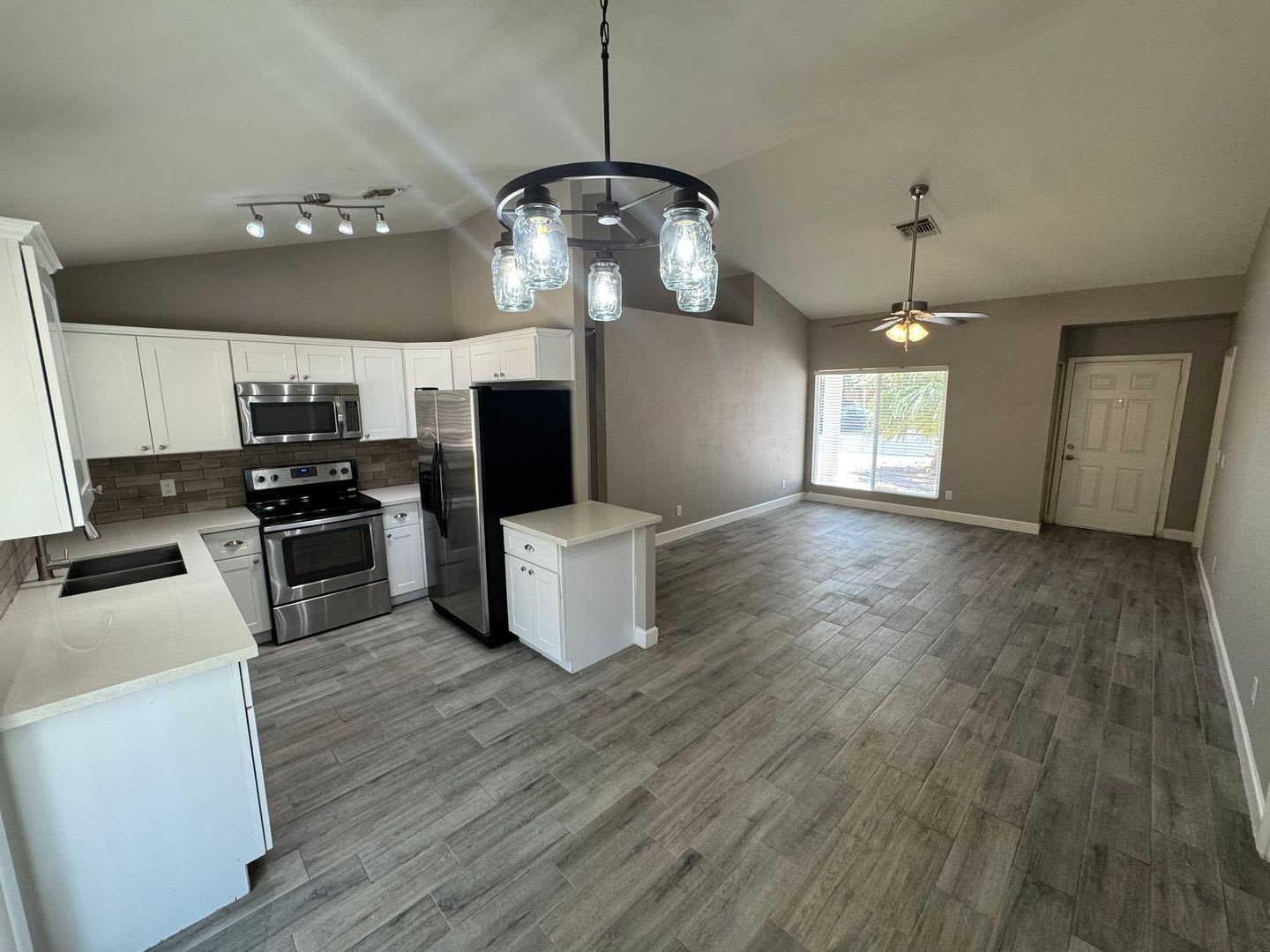 Stunning 3-bedroom, 2-bathroom home located in the highly sought-after city of Chandler, AZ. – photo 5