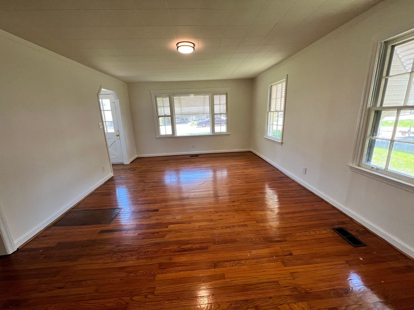 Now available! 2bedroom 1 bathroom with garage – photo 4