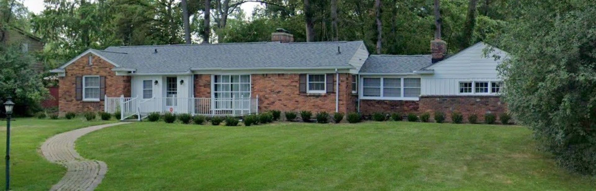 Charming 3-Bedroom Home with Spacious Backyard – Prime Location – photo 2