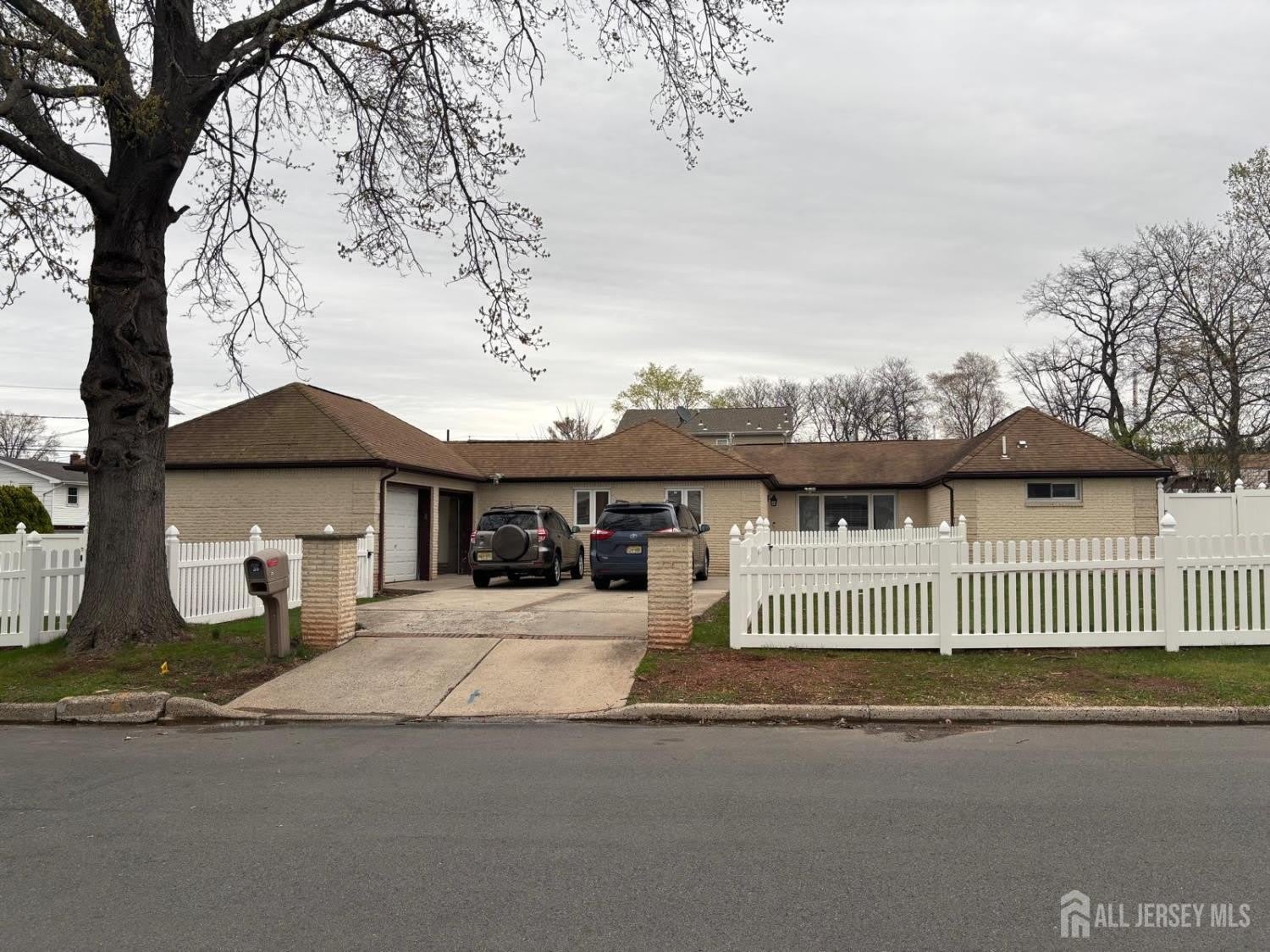 35 Clark Avenue – photo 1